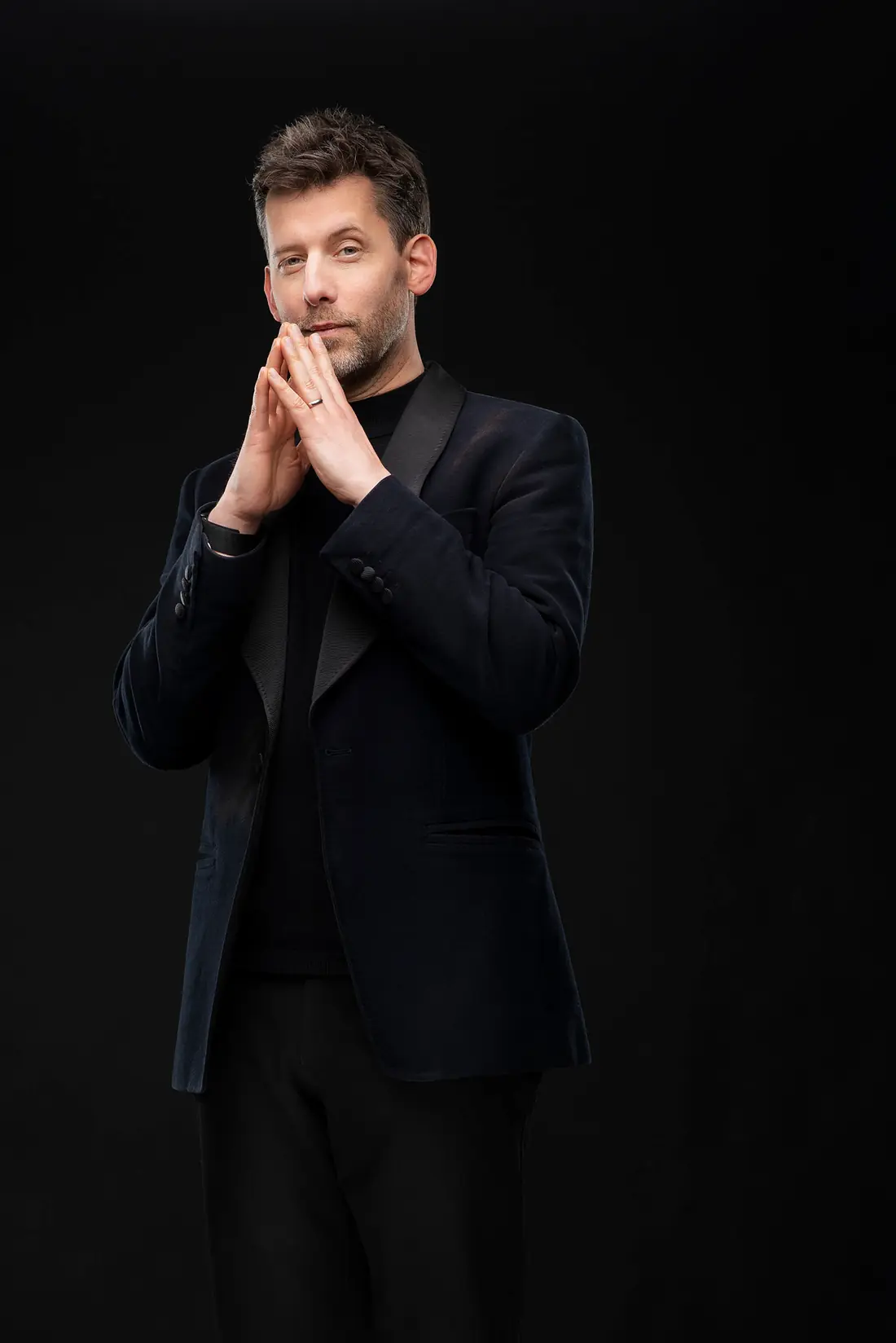 Yves Doumergue, magicien close-up, les mains jointes