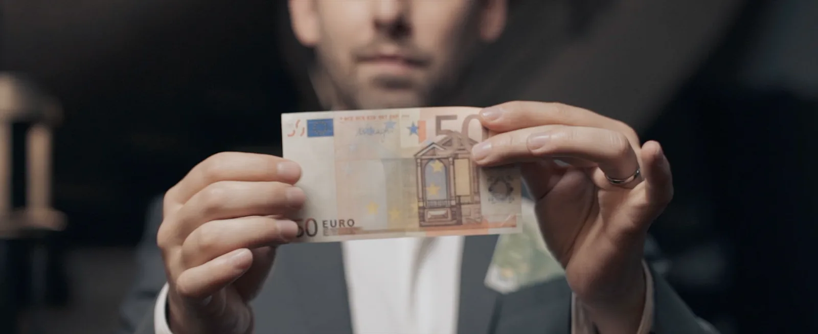 Yves Doumergue tient un billet entre ses mains