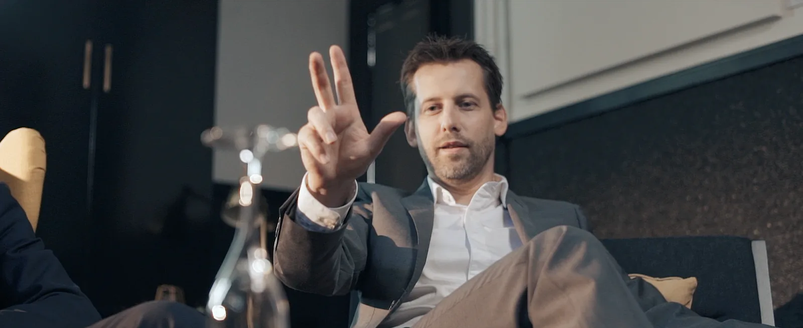 Yves Doumergue assis, un verre devant lui, pendant un numéro de close-up