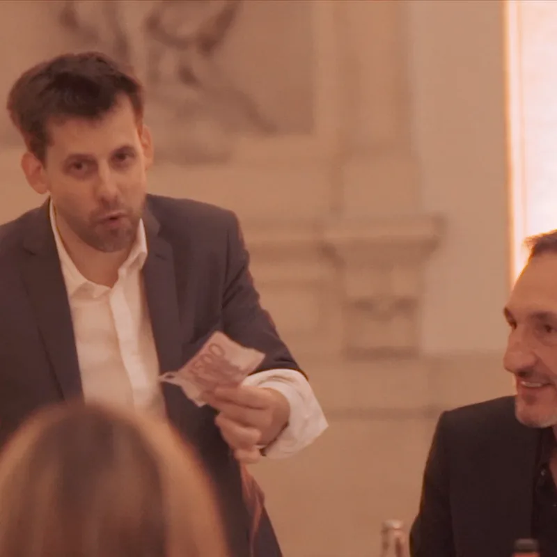 Yves Doumergue en close-up, à quelques centimètres d’une table d’invités
